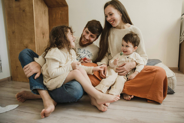 Sumber: Photo by Arina Krasnikova from Pexels: https://www.pexels.com/photo/a-happy-family-sitting-together-on-the-floor-5103918/