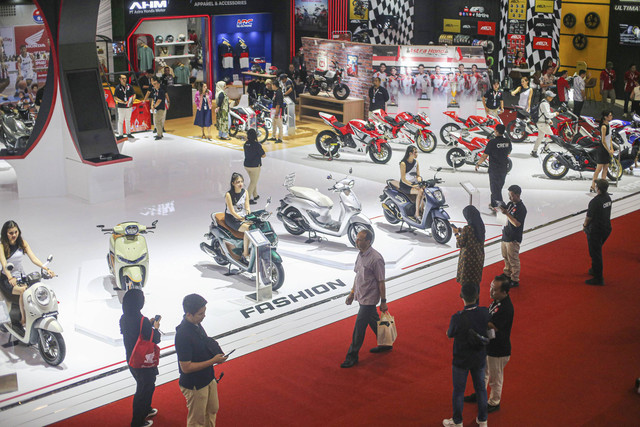Pengunjung melihat koleksi kendaraan pada gelaran Indonesia Motorcycle Show (IMOS) 2024 di Indonesia Convention Exhibition (ICE) BSD, Rabu (30/10/2024). Foto: Aditia Noviansyah/kumparan