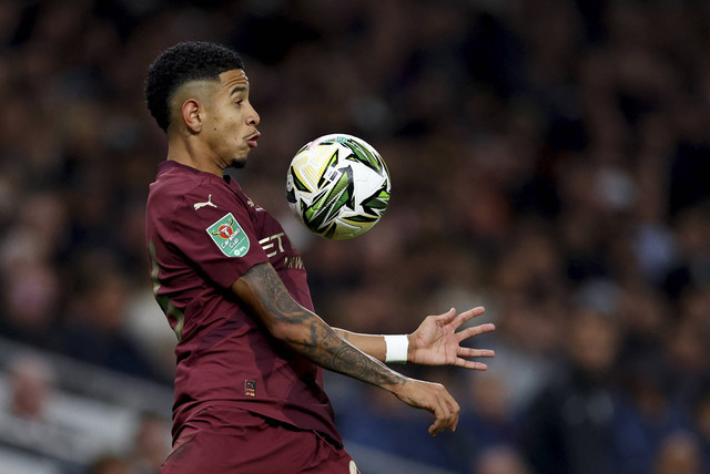 Pemain Manchester City Savinho berusaha mengontrol bola dalam 16 Besar Piala Carabao Cup di Tottenham Hotspur Stadium, London, Inggris, Rabu (30/10/2024). Foto: Matthew Childs/Reuters