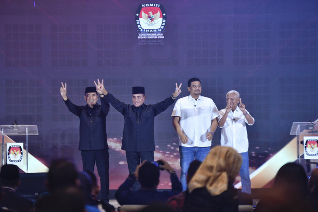 Dua paslon Pilgub Sumut pada debat perdana di Grand Mercure Hotel, Kota Medan, pada Rabu (30/10/2024). Foto: Dok. Istimewa