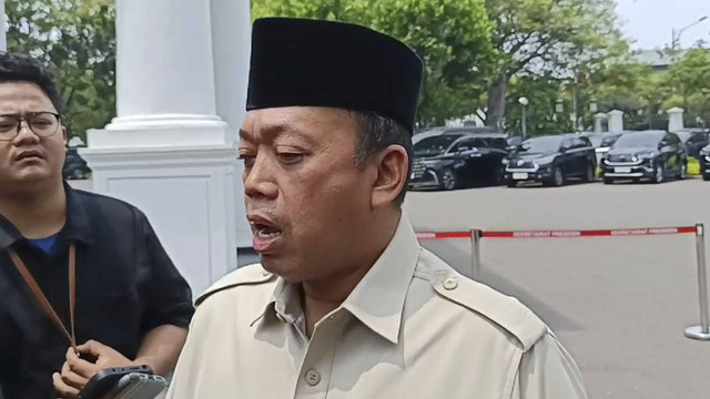 Menteri ATR/BPN Nusron Wahid menjawab pertanyaan wartawan saat tiba di Istana Negara, Jakarta, Kamis (31/10/2024). Foto: Zamachsyari/kumparan