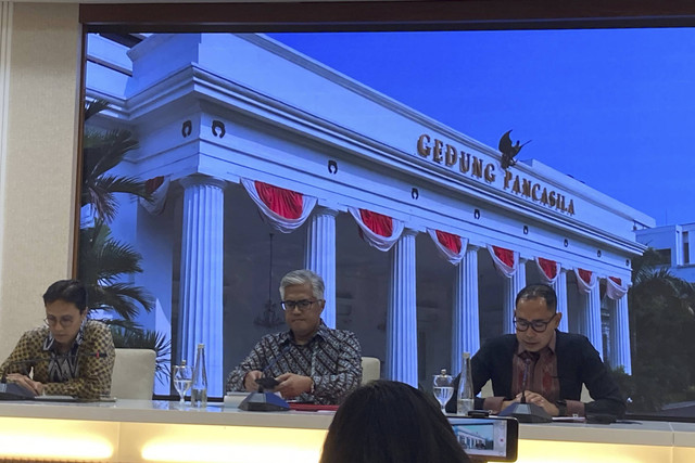 Kementerian Luar Negeri Mengadakan Press Briefing Jubir Kemlu RI bersama Jubir Kemlu RI, Roy Soemirat dan Direktur Perlindungan WNI, Judha Nugraha, di Kantor Kementerian Luar Negeri, Jakarta Pusat, Kamis (31/10/2024). Foto: Alya Zahra/kumparan 