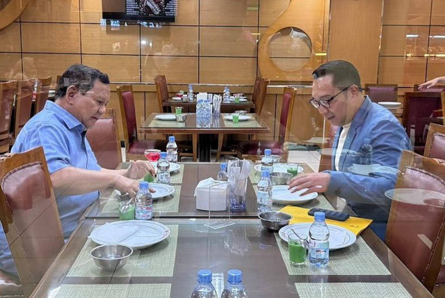 Presiden Prabowo Subianto makan bersama Ridwan Kamil, Kamis (31/10/2024).  Foto: Instagram/ @ariefrosyid.id
