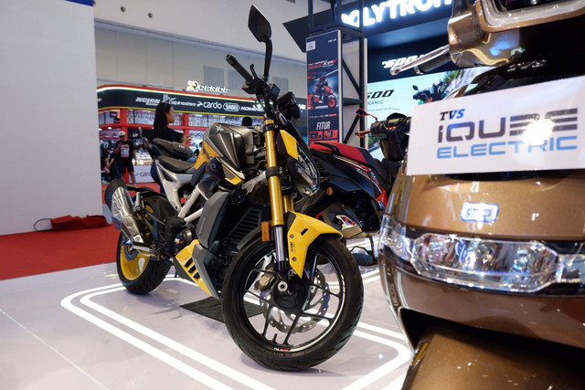 Motor TVS Apache 310 dan iQube di IMOS 2024. Foto: Sena Pratama/kumparan