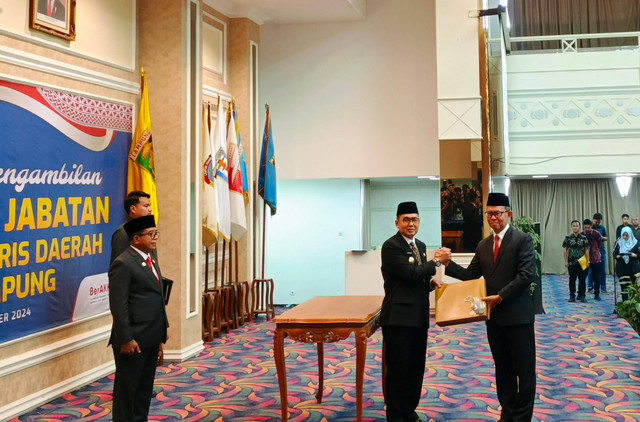 Serah terima jabatan dari Fahrizal Darminto kepada Pj. Sekdaprov Lampung Fredy | Foto : Eka Febriani / Lampung Geh