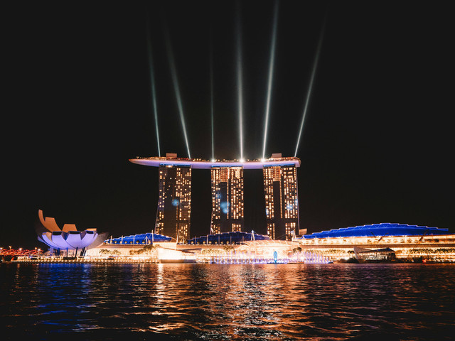 https://www.pexels.com/photo/the-marina-bay-in-singapore-at-night-8910249/
