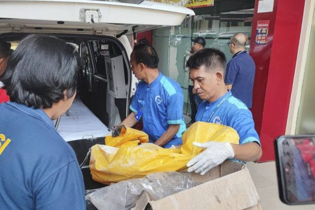 Petugas DVI RS Polri menerima tiga kantong jenazah korban kebakaran pabrik di PT. Jati Perkasa Nusantara di Rumah Sakit Polri, Kramat Jati, Jakarta Timur, Jumat (1/11/2024). Foto: Syaiful Hakim/ANTARA