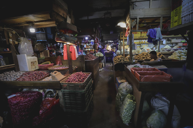 Pedagang memilah bawang merah di kiosnya di Pasar Senen, Jakarta, Jumat (1/11/2024). Foto: Jamal Ramadhan/kumparan