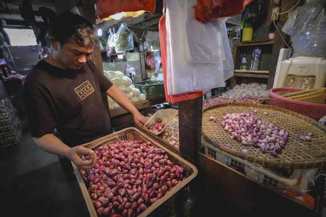 Pedagang memilah bawang merah di kiosnya di Pasar Senen, Jakarta, Jumat (1/11/2024). Foto: Jamal Ramadhan/kumparan
