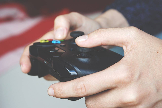 seseorang dapat terjebak dalam dunia virtual dan mengalami kesulitan untuk melepaskan diri dari aktivitas tersebut. (sumber: https//pixabay.com/id/)