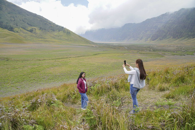 Wisatawan mengabadikan gambar saat mengunjungi kawasan Taman Nasional Bromo Tengger Semeru (TNBTS), di Probolinggo, Jawa Timur, Minggu (3/11/2024). Foto: Irfan Sumanjaya/ANTARA FOTO