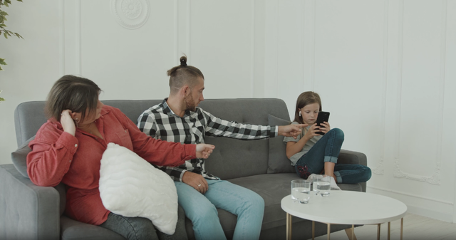 Ilustrasi Anak yang kurang sopan saat diajak bicara ( sumber : https://www.pexels.com/id-id/video/pasangan-hubungan-telepon-genggam-masa-kecil-5330440/ )