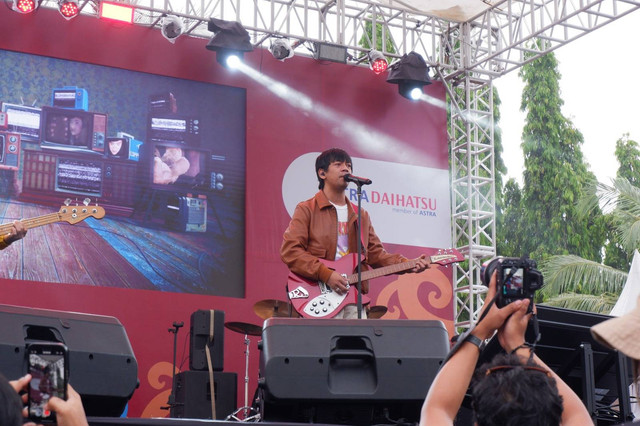 Penampilan D'Masiv di penutupan acara Daihatsu Kumpul Sahabat Balikpapan 2024. Foto: Sena Pratama/kumparan