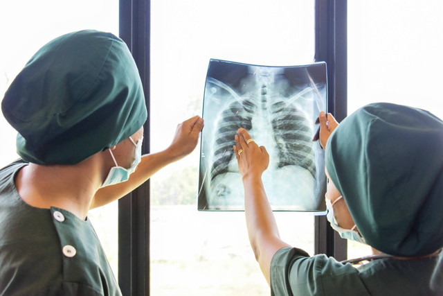 Ilustrasi dokter PPDS belajar dari konsulennya. Foto: Shutterstock