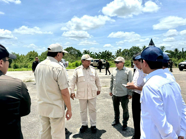 Presiden RI, Prabowo Subianto didampingi Mentan dan Haji Isam saat mengunjungi proyek cetak sawah di Papua. Foto: Dok. Istimewa.