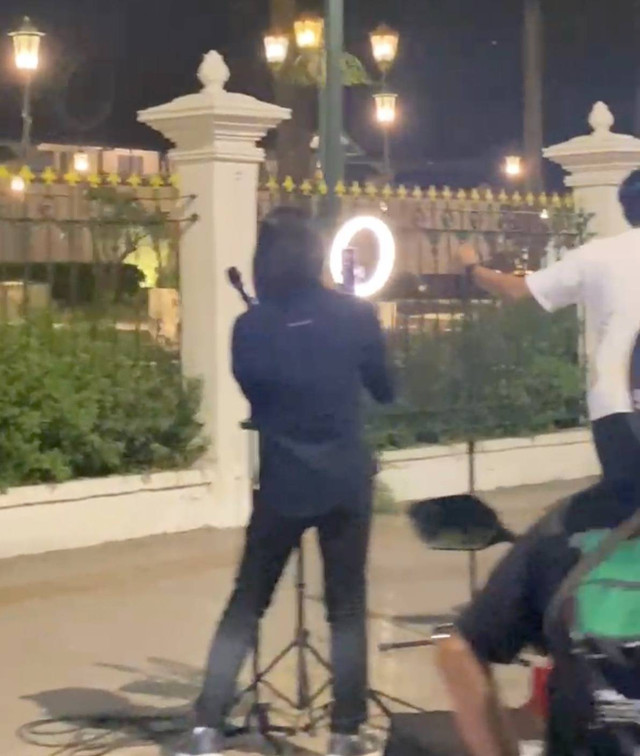 Para streamer melakukan ngamen online di Titik Nol Kilometer Yogya. Foto: Instagram/@_chairulumaam