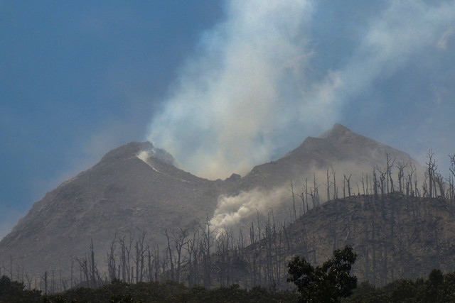 Kondisi usai erupsi Gunung Lewotobi Laki-Laki yang terlihat dari Desa Klatanlo, Kabupaten Flores Timur, Nusa Tenggara Timur, Senin (4/11/2024). Foto: ARNOLD WELIANTO / AFP