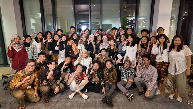 IISMA awardees at Coventry University organized the Indonesian Cultural Night Exhibition, "Wastra Kencana."