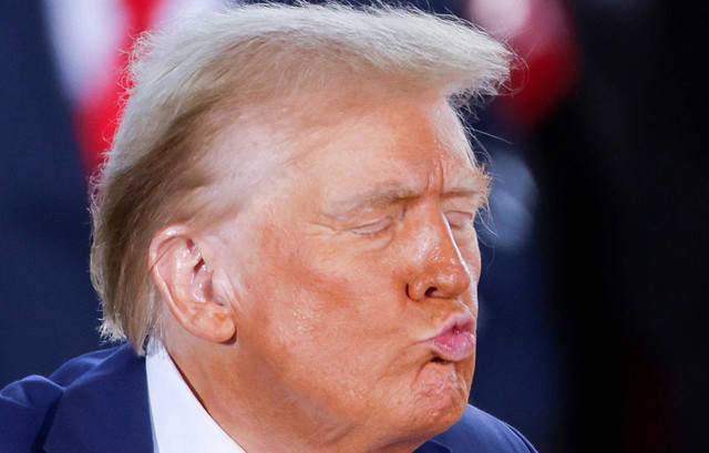 Calon presiden dari Partai Republik dan mantan Presiden AS Donald Trump memberi isyarat selama acara kampanye di Dorton Arena, di Raleigh, North Carolina, AS 4 November 2024. Foto: REUTERS/Jonathan Drake