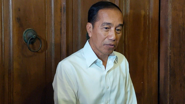 Jokowi menghadiri undangan wedangan angkringan paslon 02 Pilkada Solo, Respati-Astrid di Wedangan Pendhopo Solo, Senin (4/11). Foto: Dok. kumparan