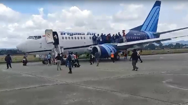 Evakuasi penumpang pesawat Trigana Air dari Wamena ke Jayapura usai keluarkan percikan api saat mendarat, Selasa (5/11/2024). Foto: Dok. Istimewa
