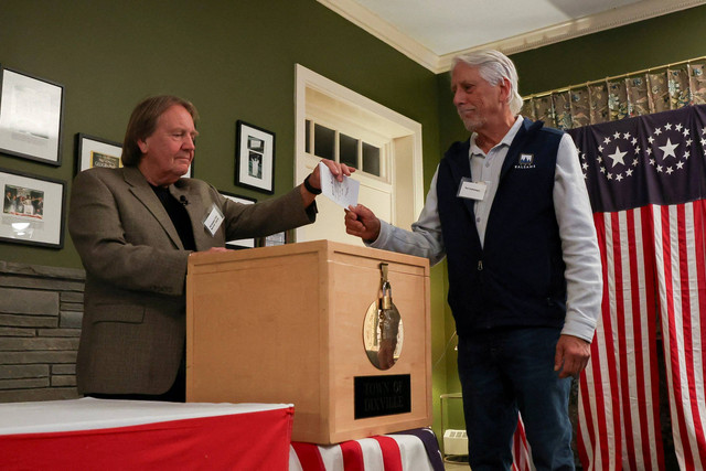 Seorang pria memberikan suaranya pada Pemilu Amerika Serikat 2024 di Dixville Notch, New Hampshire, AS, Selasa (5/11/2024). Foto: Reba Saldanha/REUTERS