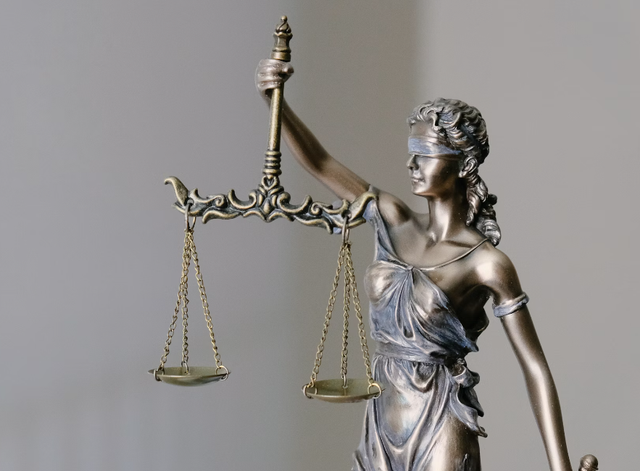 sanksi norma hukum. Sumber: Unsplash/Tingey Injury Law Firm