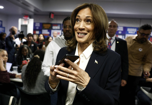 Calon presiden AS dari Partai Demokrat Kamala Harris menyerukan kepada para pemilih dalam kampanye di menit-menit terakhir dalam pemilihan presiden AS tahun 2024 pada Hari Pemilihan di markas besar Komite Nasional Demokrat (DNC), Washington, AS. Foto: Evelyn Hockstein/REUTERS