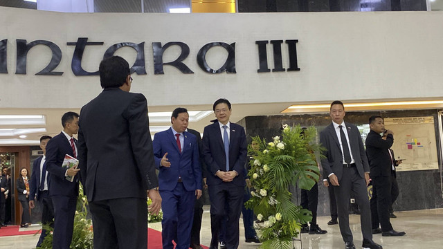 Ketua DPD Sultan Bachtiar Najamudin bersama perdana menteri Singapura Lawrence Wong berbincang usai melakukan pertemuan di Kompleks Parlemen, Senayan, Jakarta, Rabu (6/11/2024). Foto: Abid Raihan/kumparan
