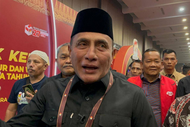 Cagub 02 Pilgub Sumut Edy Rahmayadi tiba jelang Pilgub Sumut 2024 di Santika Dyandra Hotel, Medan, Sumut, Rabu (6/11/2024). Foto: Tri Vosa/kumparan