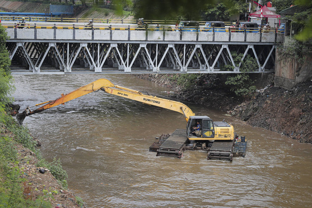 Petugas mengoperasikan alat berat Amphibi saat pengerukan di Sungai Ciliwung di kawasan Pasar Rumput, Jakarta, Kamis (7/11/2024). Foto: Iqbal Firdaus/kumparan