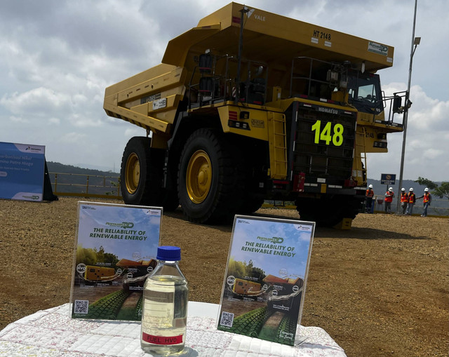Cairan HVO di depan truk tambang Komatsu yang diujicobakan dengan HVO di area Pertambangan Vale, Sorowako, Sulawesi Selatan, Kamis (7/11/2024). Foto: Widya Islamiati/kumparan