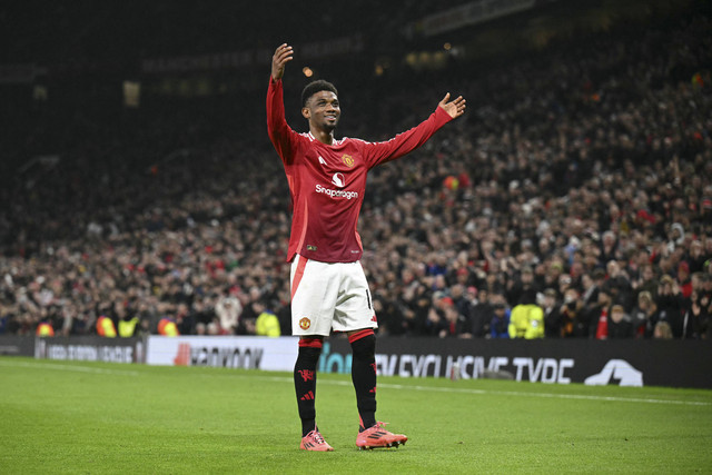 Pemain Manchester United Amad Diallo berselebrasi usai mencetak gol ke gawang PAOK dalam pertandingan Liga Eropa di Stadion Old Trafford, Manchester, Inggris, Kamis (7/11/2024). Foto: Oli Scarff/AFP