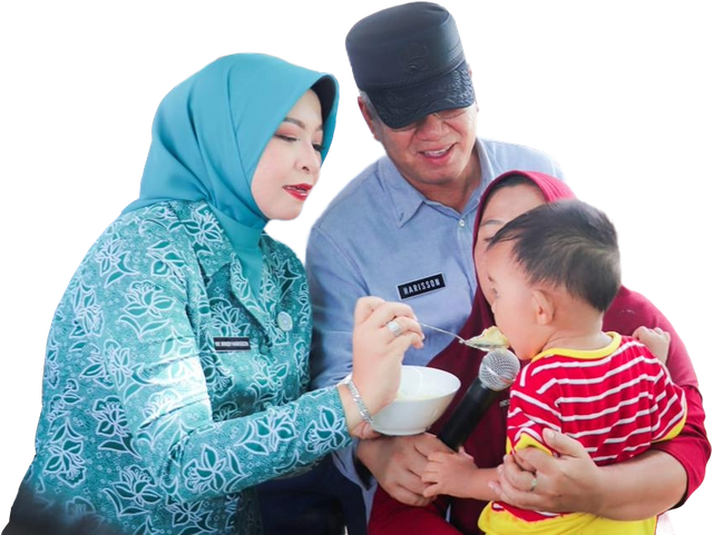 Pj Gubernur Kalbar dan Pj Ketua TP PKK Kalbar menyuapi seorang anak. Foto: Dok. Adpim Pemprov Kalbar