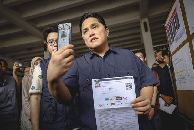 Ketua Umum PSSI Erick Thohir menunjukkan hasil face recognition untuk pertandingan Timnas Indonesia saat meninjau kondisi rumput Stadion Utama Gelora Bung Karno, Jakarta, Jumat (8/11/2024). Foto: Jamal Ramadhan/kumparan