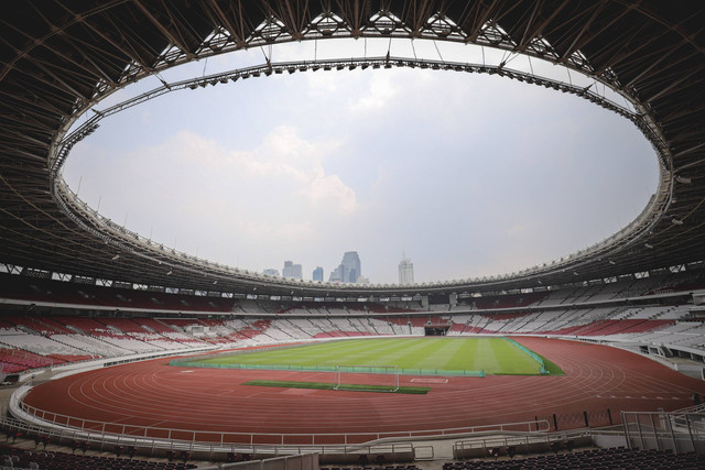Kondisi rumput lapangan sepak bola di Stadion Utama Gelora Bung Karno, Jakarta, Jumat (11/8/2024). Foto: Jamal Ramadhan/kumparan