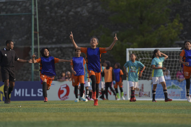 Para siswi melakukan selebrasi usai mencetak gol dan meraih kemenangan di ajang MilkLife Soccer Challenge Jakarta Seri 2 2024 yang berlangsung di Kingkong Soccer Arena dan Stadion Atang Sutresna Kopassus, Cijantung, Jakarta Timur pada 6-10 November. Foto: Dok. MilkLife Soccer Challenge