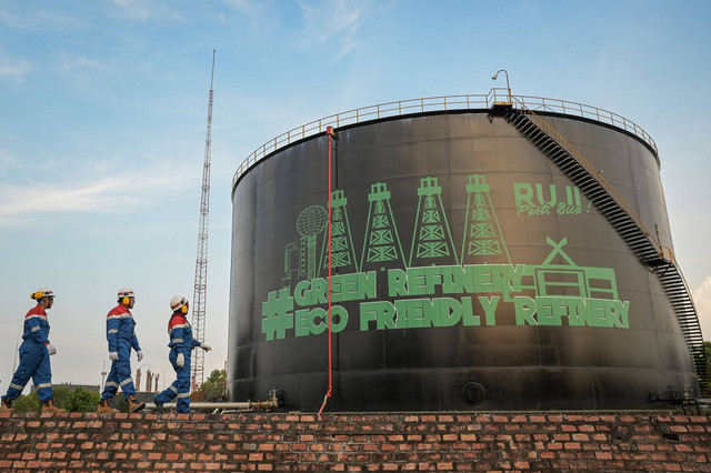 Sejumlah petugas melakukan kontrol di depan tangki produksi Kilang Pertamina Internasional Unit Dumai, Kota Dumai, Riau. Foto: Fauzan/ANTARA FOTO