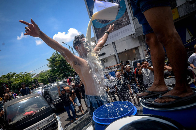Peloper susu melakukan aksi mandi susu sapi yang tidak terserap oleh industri pengolahan susu di Tugu Susu Tumpah, Boyolali, Jawa Tengah, Sabtu (9/11/2024).  Foto: Aloysius Jarot Nugroho/ANTARA FOTO  