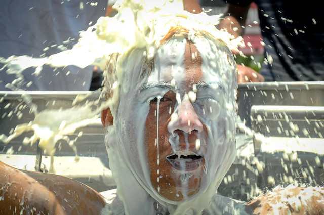 Peloper susu melakukan aksi mandi susu sapi yang tidak terserap oleh industri pengolahan susu di Tugu Susu Tumpah, Boyolali, Jawa Tengah, Sabtu (9/11/2024). Foto: Aloysius Jarot Nugroho/ANTARA FOTO
