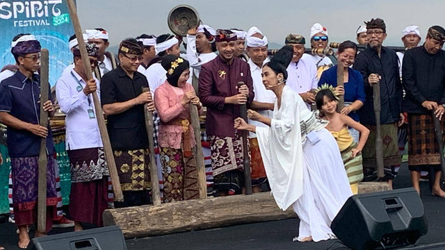 Seniman Bali Ayu Laksmi saat tampil di depan Wamen Kebudayaan di pembukaan acara Subak Spirit Festival - RFH