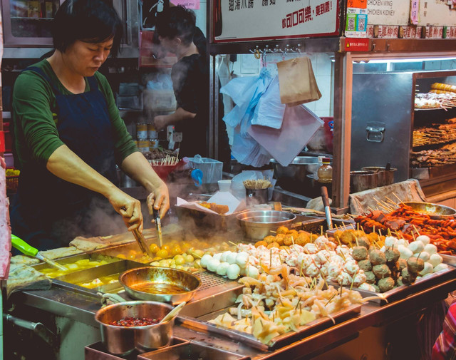 Tempat Makan dekat Pasar Cihapit. Foto hanya ilustrasi bukan tempat/gambar sebenarnya. Sumber foto: Unsplash/Vernon Raineil Cenzon