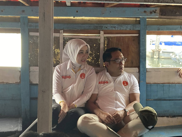Ridwan Kamil (kanan) bersama Atalia Praratya blusukan di Pulau Untung Jawa, Kepulauan Seribu, Minggu (10/11/2024). Foto: Alya Zahra/kumparan 
