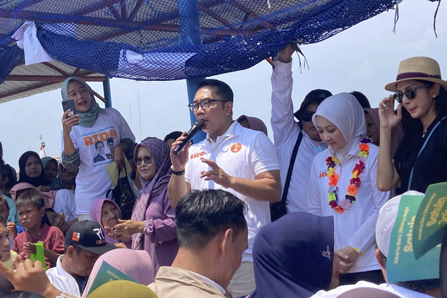 Cagub Jakarta Ridwan Kamil bersama sang istri Atalia Praratya melakukan blusukan di Kepulauan Seribu, Minggu (10/11/2024). Foto: Alya Zahra/kumparan