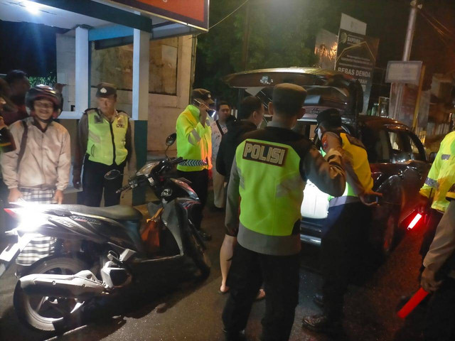 Harkamtibmas Malam Akhir Pekan, Polres Tulungagung Lakukan Patroli Serta Razia
