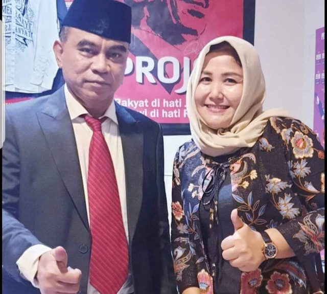 Ketua Projo Kabupaten Cirebon, Hj. Kuni Bukhori, saat bertemu dengan Ketum Projo, Budie Arie Setiadi, dalam sebuah momen. Foto: Istimewa