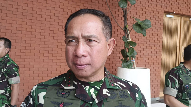 Panglima TNI Jenderal Agus Subiyanto di Jaktim, Senin (11/11/2024). Foto: Thomas Bosco/kumparan