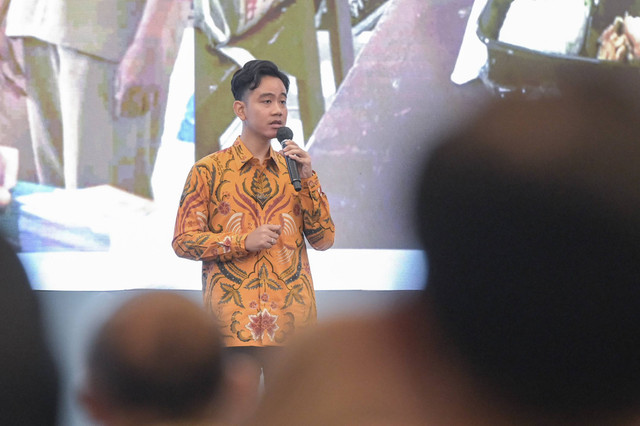Wakil Presiden Gibran Rakabuming Raka memberikan arahan saat Rapat Koordinasi Evaluasi Kebijakan Pendidikan Dasar dan Menengah di Jakarta, Senin (11/11/2024). Foto: Fauzan/ANTARA FOTO