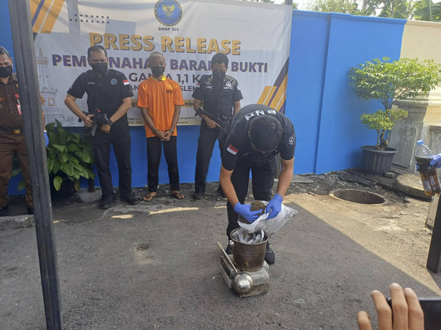 Badan Narkotika Nasional Provinsi (BNNP) DIY berhasil mengungkap peredaran ganja dengan modus dibuat selai roti. Foto: Dok. Istimewa
