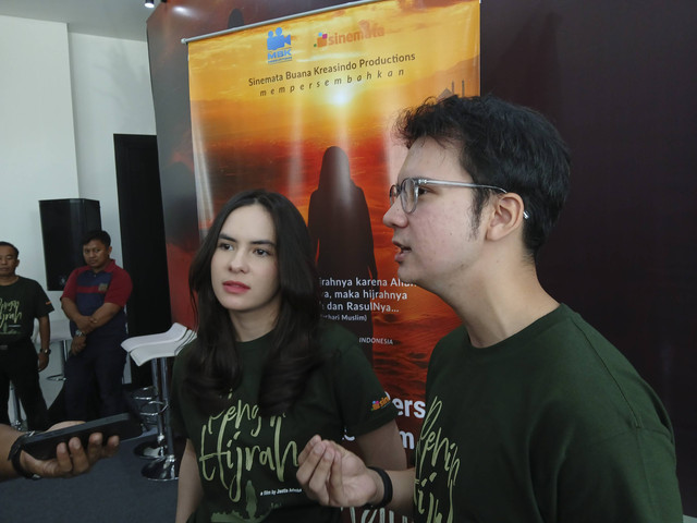 Steffi Zamora dan Endy Arfian ditemui di syukuran mulai syuting film Pengin Hijrah di Sunter, Jakarta Utara, Senin (11/11/2024). Foto: Vincentius Mario/kumparan